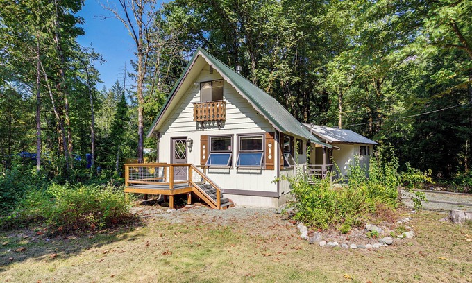 Baring Casa | Walk to Skykomish River: Wooded Escape w/ Fire Pit