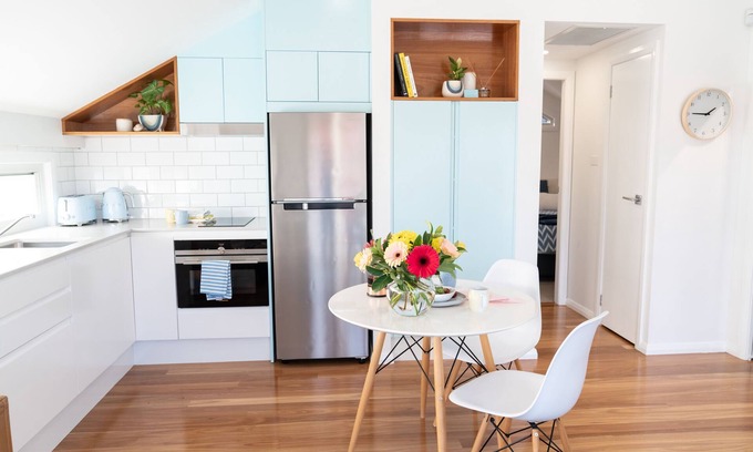 Cooks Hill Casa | Disponible ahora | Fresco y moderno | a pie de cafeterías / tiendas y playa | duerme 4 + wifi
