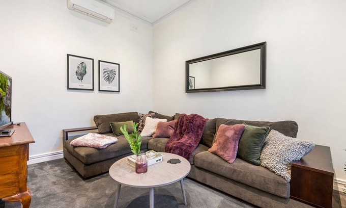 Richmond Casa | Walk to the MCG AAMI Park - Free Late Checkout Great Location & Backyard