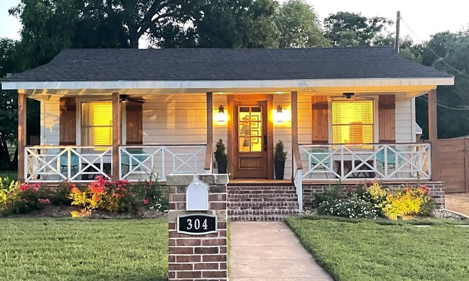 Waco Casa | Walk to the River or Downtown. One block from Cameron Park. 1 Mile to Silos!