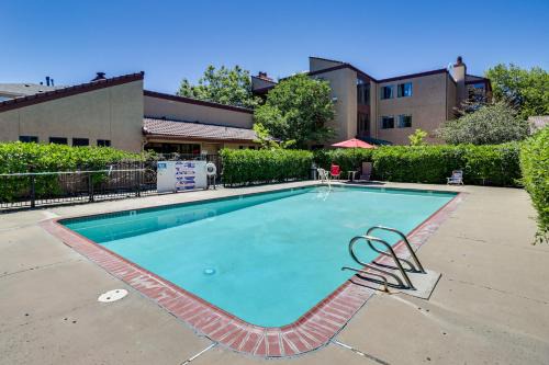 Reno/Tahoe Airport Apartamento | Walk to Virginia Lake Reno Condo with Balcony!
