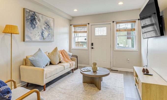 Downtown Baltimore Casa | Walkable Baltimore Rowhouse w/ Fenced-In Patio!