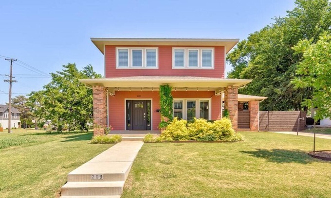 Lincoln Terrace Casa | Walkable Luxury Style Home ★ Gated & Covered Patio