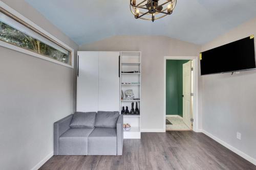 Govalle Casa | Walkable Private Guest House Studio with Pickleball Court