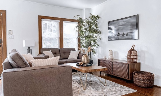 Dundee-Happy Hollow Historic District Casa | Walkable to Dinner, ☕️, UNMC 🏥! Cozy home in historic Dundee!