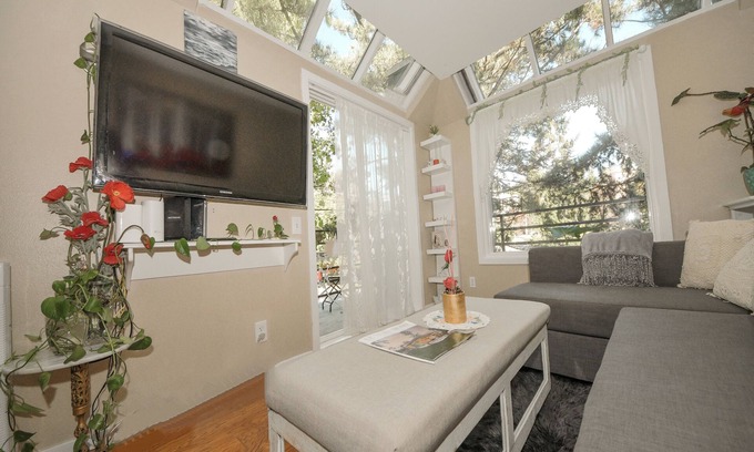 Queen Anne Condominio | Walker's Paradise, charming safe, quiet,Queen Anne Hill garage parking Apt.