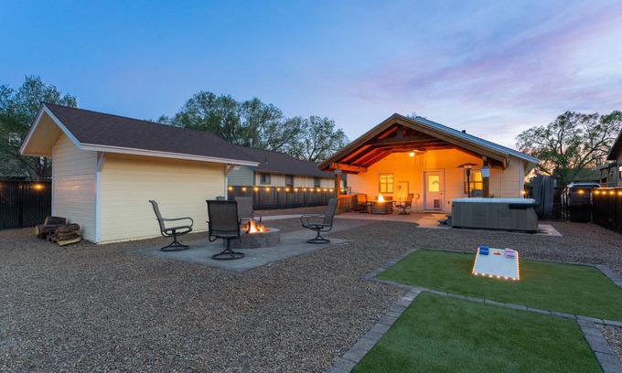 Williams Casa | Walking distance from downtown - Close to local Lakes - Large backyard - Hot Tub