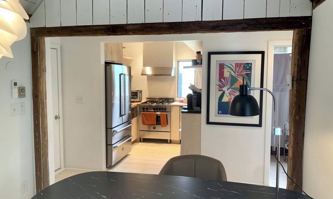 Pantigo Road Historic District Casa | Walking Distance to East Hampton Village, mins to Ocean Beaches