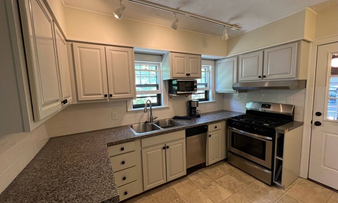 East Lansing Casa | Walking Distance to MSU! Charming 3 bedroom, 1.5 bathroom house.