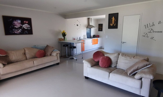 Mangawhai Casa | Walking distance to cafes and restaurants