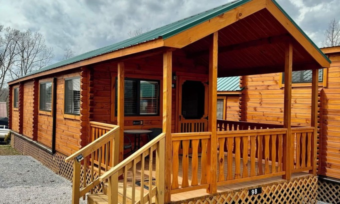 Marion Cabina | Walking Distance to Lake James: Private Resort Amenities