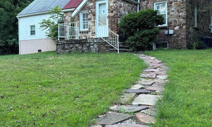 Altoona Casa | Walking distance to the Penn State Altoona Campus! Spacious 6-bedroom house!