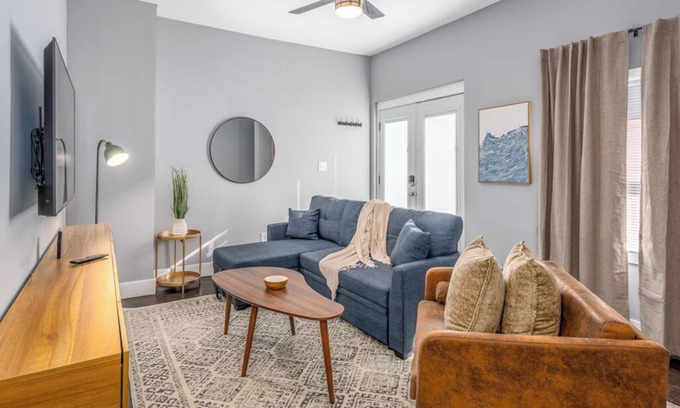 Walnut Hills Apartamento | Walnut Hills+5 min to UC+Lux King Beds+Smart TVs+Fiber Wifi+Sleeps 6ppl