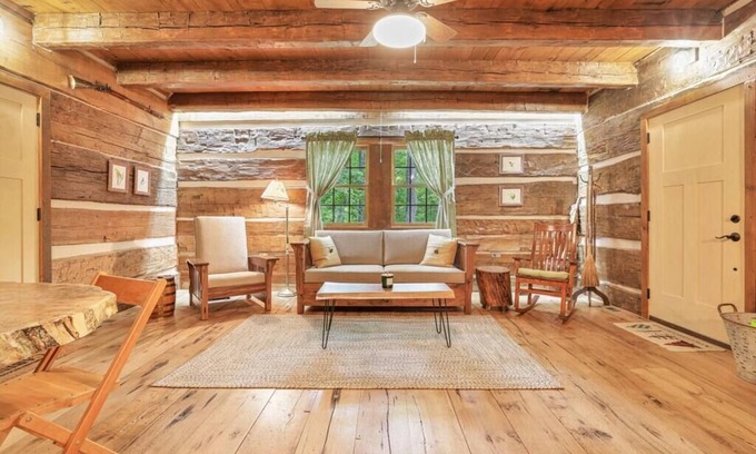 Glenford Cabina | Walnut Lodge Cabin Hideaway on 16 Secluded Acres