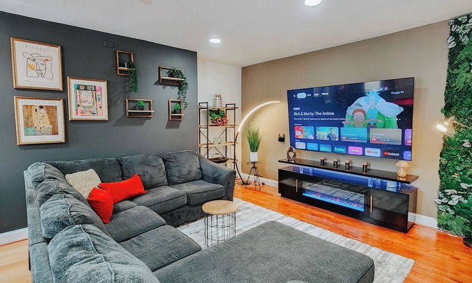 Midtown Village Apartamento | Walnut Mega Kingdom / King Bed / 85" TV / Arcades