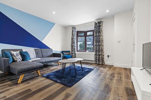 Walsall Casa | Walsall - 4 Bedroom House, Wi-Fi, Garden , Sleeps 8 - JRR Stays