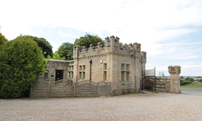 Walworth Cabaña | WALWORTH CASTLE LODGE, pet friendly, with hot tub in Darlington