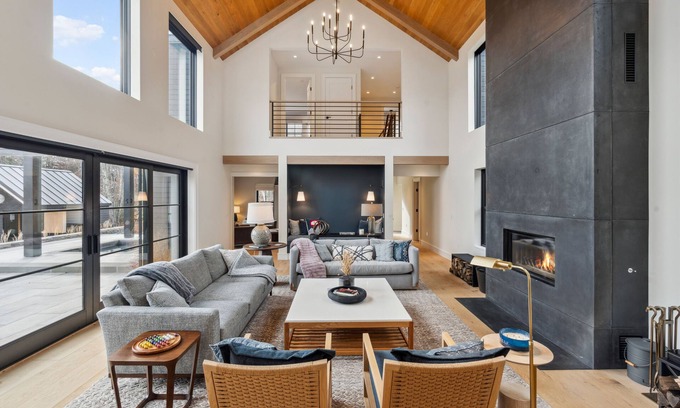 Stowe Casa | Wander Stowe Woods sleeps 12, w/gym/Workstations & pool, 6 Bedrooms