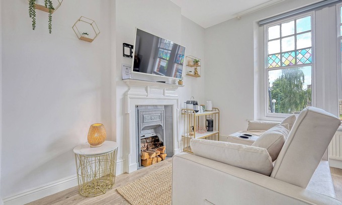 Wanstead Apartamento | Wanstead Gem – Bright, Cosy & Immaculate High Street Apartment in East London