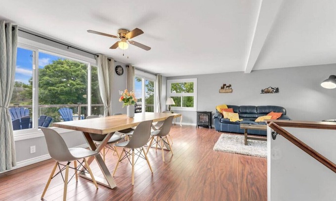 Kawartha Lakes Casa | Warm Casa by the Bay✦Sunroom✦Balcony✦BBQ & Grill!