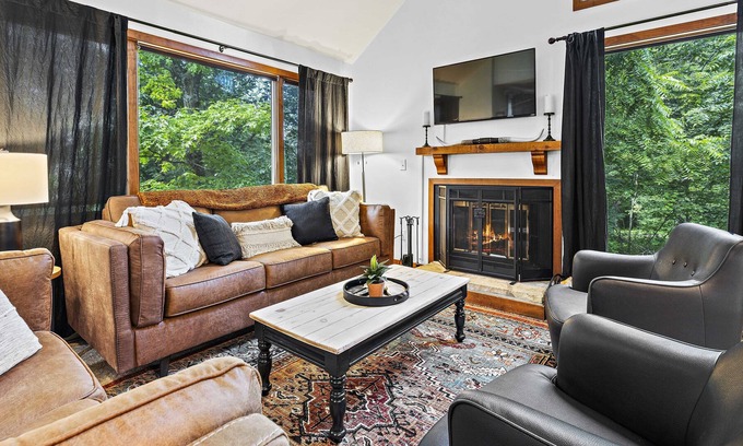 The Galena Territory Cabaña | Warm & Cozy 3-Bedroom Cottage - With Hot Tub