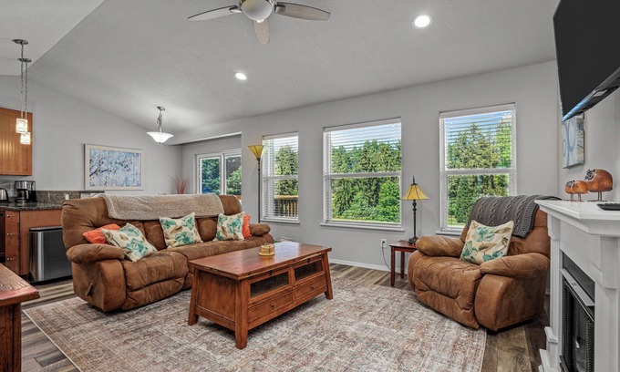 Salem Casa | Warm & Welcoming Solar Home on Keizer Quiet Lane