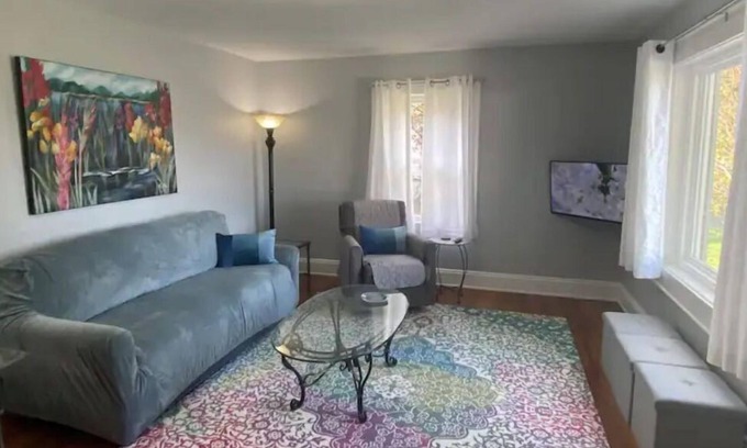 Hickory Casa | Washer, Dryer, Desk, Smart TV, Blackout Shades, Fully Stocked Kitchen Cookware