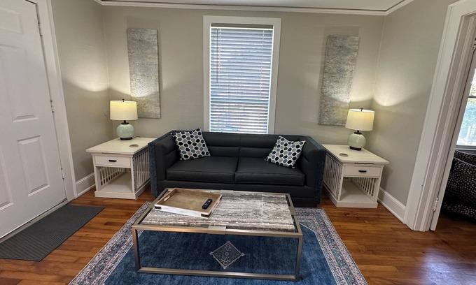 Hickory Apartamento | Washer, Dryer, Desk, Smart TV, Blackout Shades, Fully Stocked Kitchen Cookware