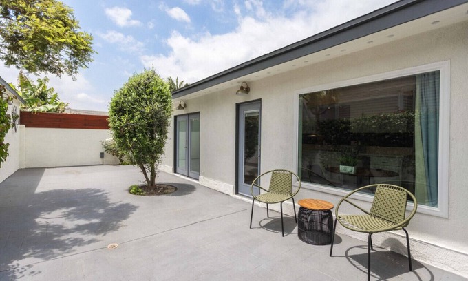 North Long Beach Apartamento | Washington Bungalow with Private Garden Patio