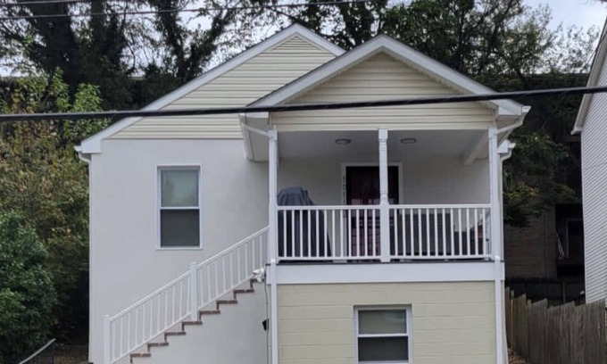 Southeast Casa | Washington D.C. Main Suite, near metro, with porch & free parking