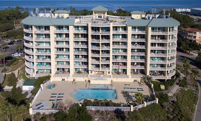 Fort Morgan Condominio | Watch the Dolphins play from this 6th floor Fort Morgan Condo.