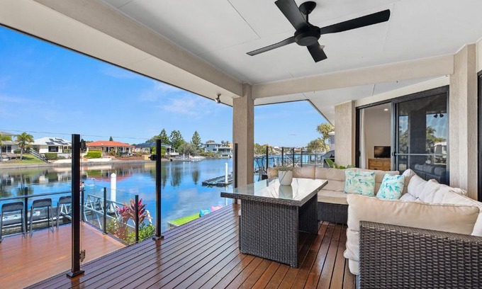 Parrearra Casa | Watefront family home, sleeps 8, pool, AC, pets