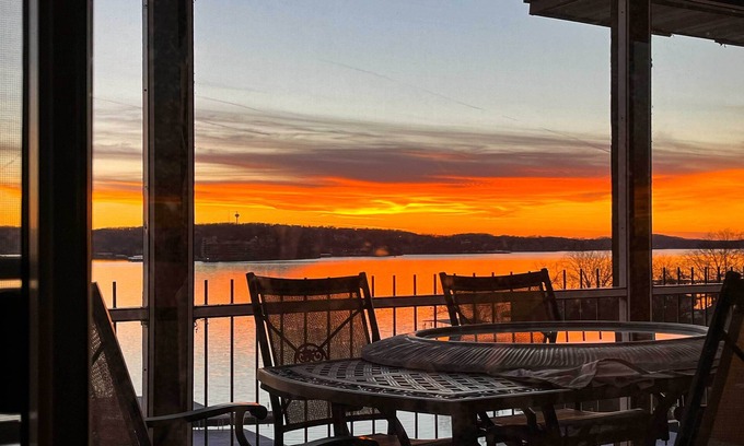 Lakeland Condominio | Water Days & Views Await: Lake Ozark Condo!