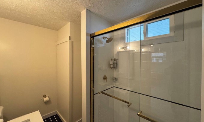 Geneva-on-the-Lake Cabaña | Water Edge Cottage