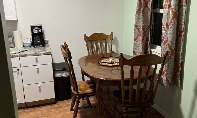 Norfolk Apartamento | Water Front 2 Bedroom Upstairs Apt. - Pet Friendly, WiF, Parking, Smart TV