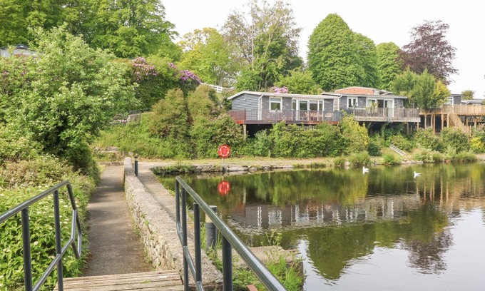 Bont Newydd Cabina | WATER'S EDGE, 44 GLAN GWNA, pet friendly, with a garden in Caernarfon