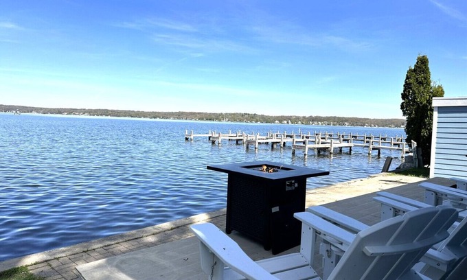 Colgate Casa | Waterfront on Pewaukee Lake |3BR/2BA|Pier, Kayaks & Paddle Boards