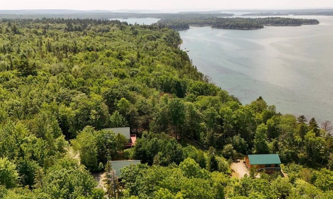 Bar Harbor Cabina | Water-View Three-Bedroom Cabin in Bar Harbor. Close to Acadia National Park & Downtown | Sleeps 10
