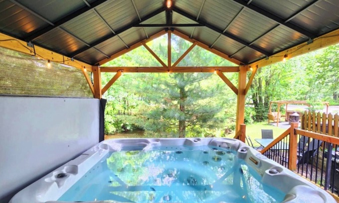 Saint-Remi-de-Tingwick Chalet De Esquí | Waterfront cottage with spa, lots of activities nearby