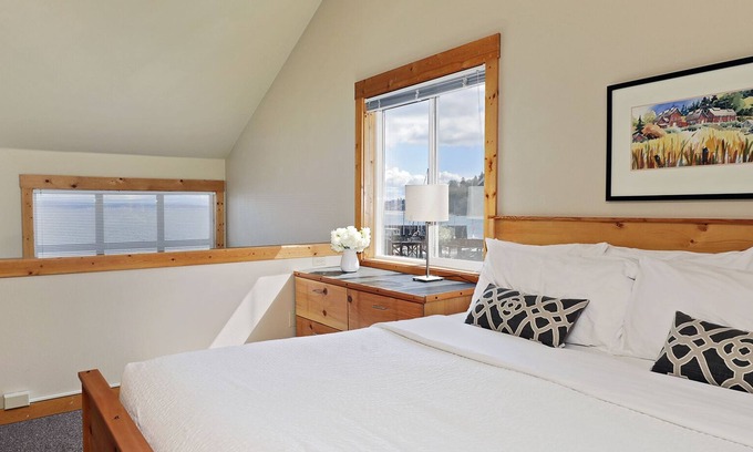 Langley Condominio | Waterfront 2 bedroom condo - private deck offering spectacular views