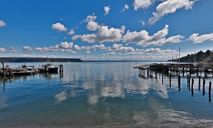 Langley Condominio | Waterfront 2 bedroom condo - private deck offering spectacular views