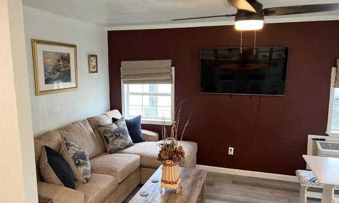 Grove Apartamento | Waterfront 2 Bedroom/Duplex G/Newly Remodeled