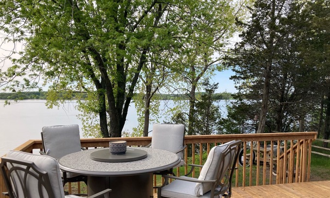 Cherry Valley Cabaña | Waterfront 3 bedroom Cottage near Sandbanks Provincial Park