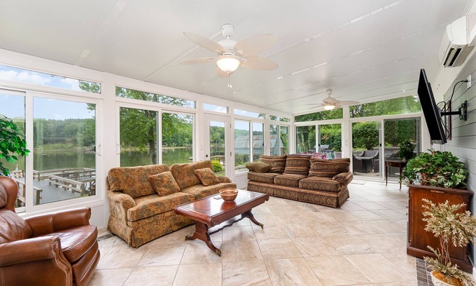 Southmont Casa | Waterfront 3 suites and 3 bathrooms. True lake living.