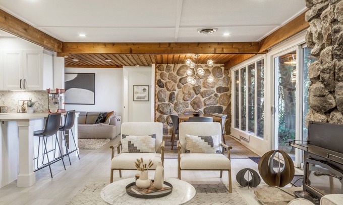 Collingwood Cabaña | Waterfront All-Seasons Cottage, 15 min to Blue Mountain, Sleeps 10!