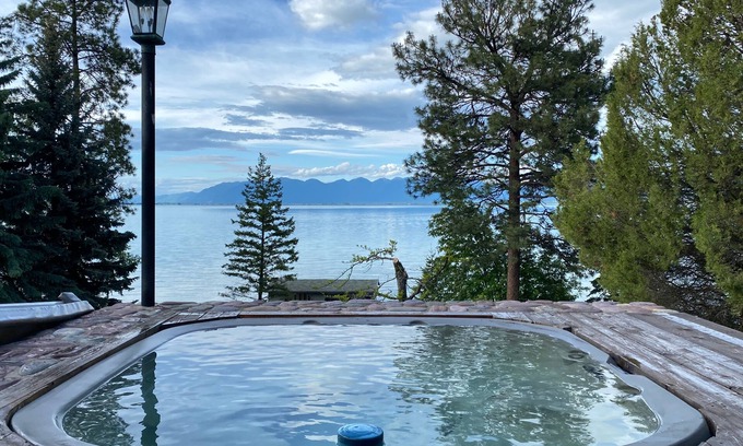 Lakeside Casa | Waterfront, hermoso lago Flathead, vistas panorámicas!