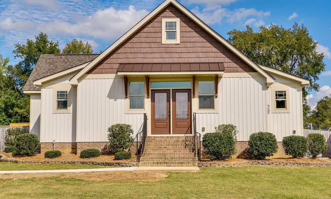 Benson Cabina | Waterfront Benson Retreat: Rescue Farm w/ a Lake!