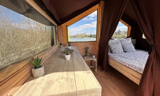 Gravon Cabina | Waterfront cabin on stilts