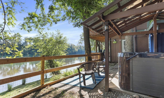 Hedgesville Cabina | Waterfront Cabin overlooking the Potomac River W/ Hot Tub, firepit, pavilion