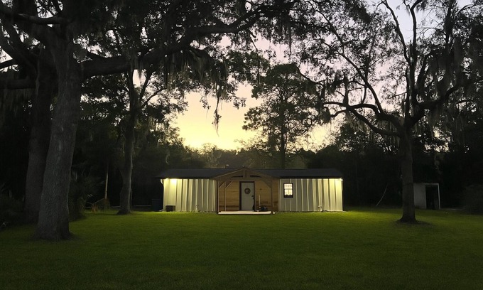 Northside Cabina | Waterfront cabin Retreat! Centrally Located